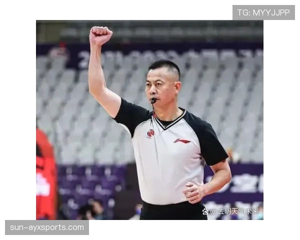 拉人犯规的判罚标准及场上裁判识别关键规则解析